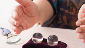 1 占い師から縁結びや波動修正を理由に高額な料金を請求され悩む女性と占い詐欺のイメージ