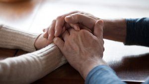 2 当選金の受け取りや支援金の名目で手数料を請求され不安を抱える被害者のイメージ