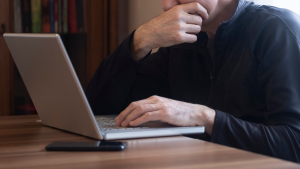 3 副業や情報商材の広告を信じて高額な教材費を支払ったが稼げず悩む男性の詐欺被害イメージ