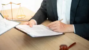 5 弁護士が被害証拠を確認し返金請求書や法的文書を作成するイメージ