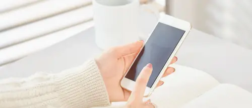 1 (1) 占い詐欺や副業詐欺の被害についてスマートフォンで弁護士に無料相談するイメージ