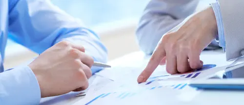 2.5 返金請求の費用や方針を弁護士が明朗会計で説明する場面のイメージ