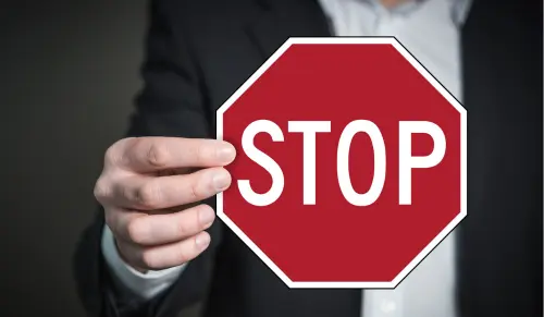 stop1 詐欺被害後に行うべき行動として支払い停止や証拠保存、弁護士相談を示す案内イメージ